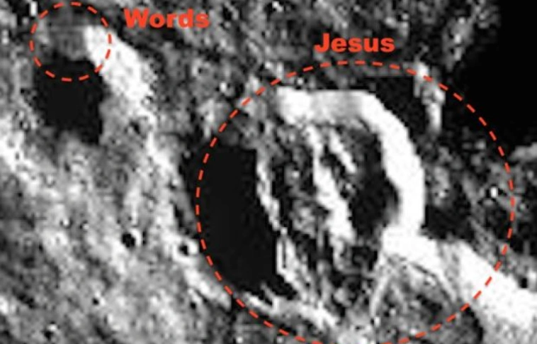 Meg­je­lent Jézus arca a tör­pe­boly­gón, a NASA tit­ko­ló­zik