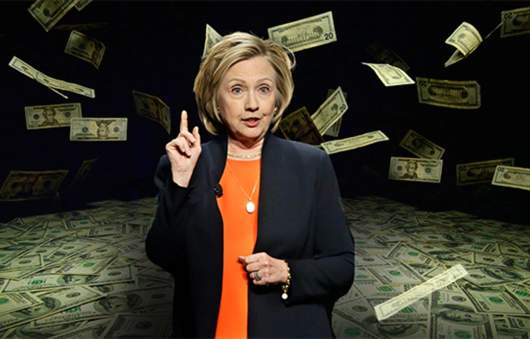Egydollárosokkal dobálták meg Hillary Clinton autóját (Videó)