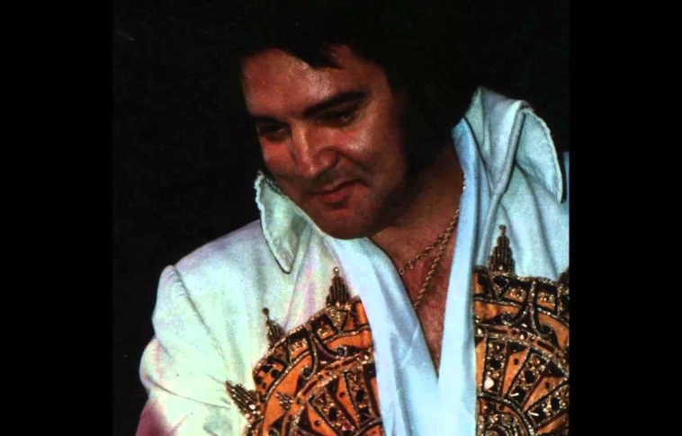 Elvis él, és a Marson van…?