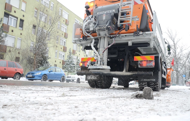 Négy szórógéppel várta a Városgazda a délutáni csapadékot