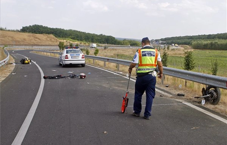 Kamion és két személyautó ütközött a 3-as úton