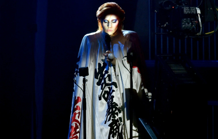 Szellemidéző: David Bowie bőrébe bújt Lady Gaga a Grammyn (Videó)