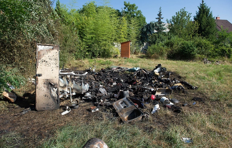 Holttestet találtak a lakókocsi maradványai között