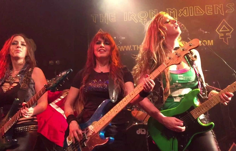 Így nyomják az őrült csajok az Iron Maiden slágerét (Videóval)