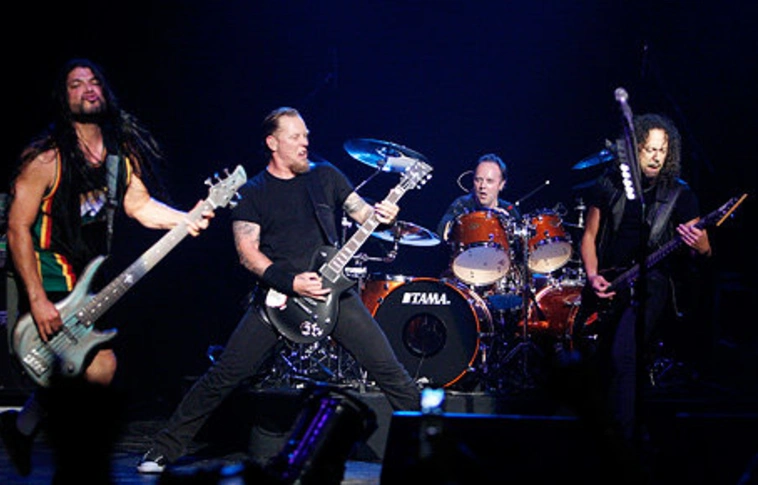 A Metallica is segít a párizsi merényletek áldozatainak
