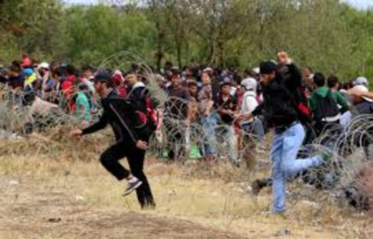 Áttörték a menekültek a kerítést a macedón határon