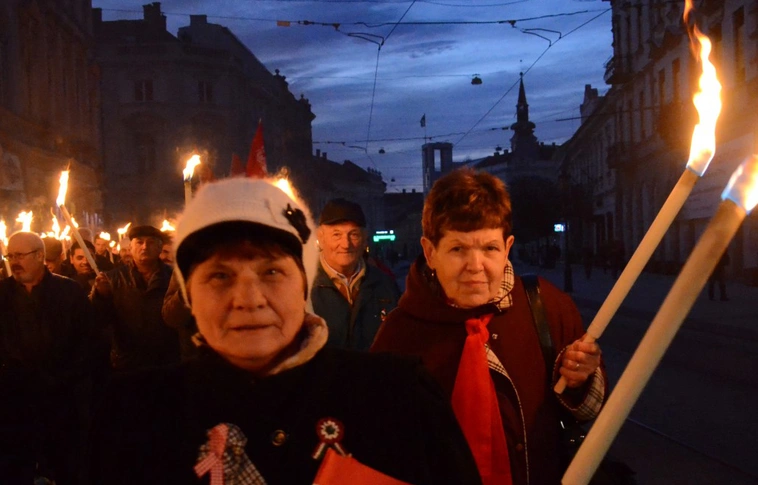 Fáklyás felvonulással emlékezett az MSZP