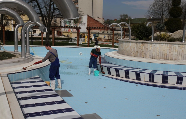 Csütörtökön nyit a selyemréti strand