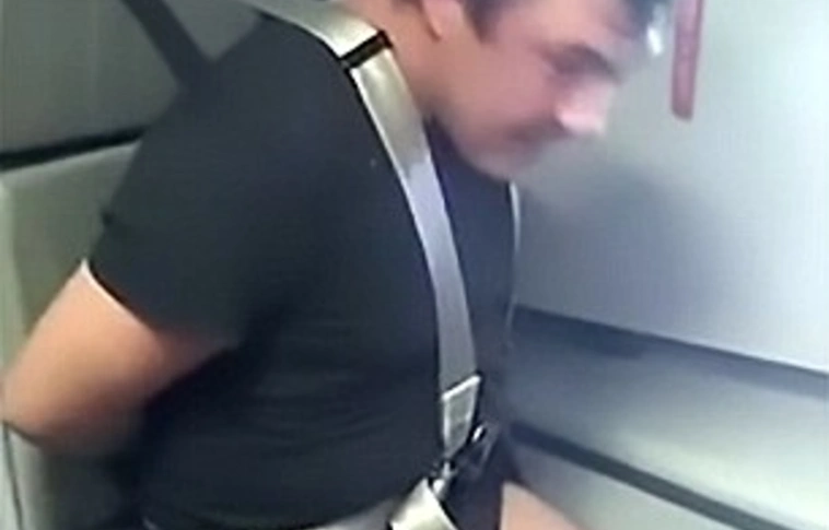 Az oroszok megoldják: lekötözték a részeg utast (Videóval!)