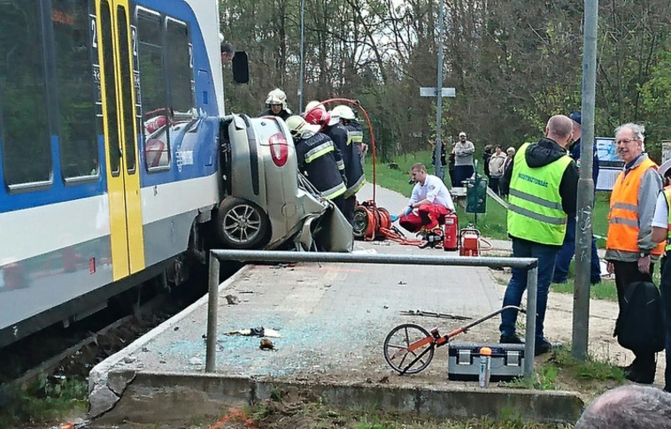 Durva baleset: maga alá gyűrte a vonat a személyautót!