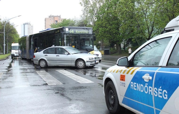 Városi busz ütközött személyautóval a megyei kórháznál