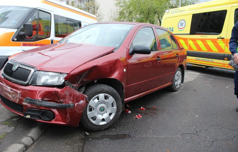 Kemény csattanás a Vörösmartyn, jól összetört a Skoda