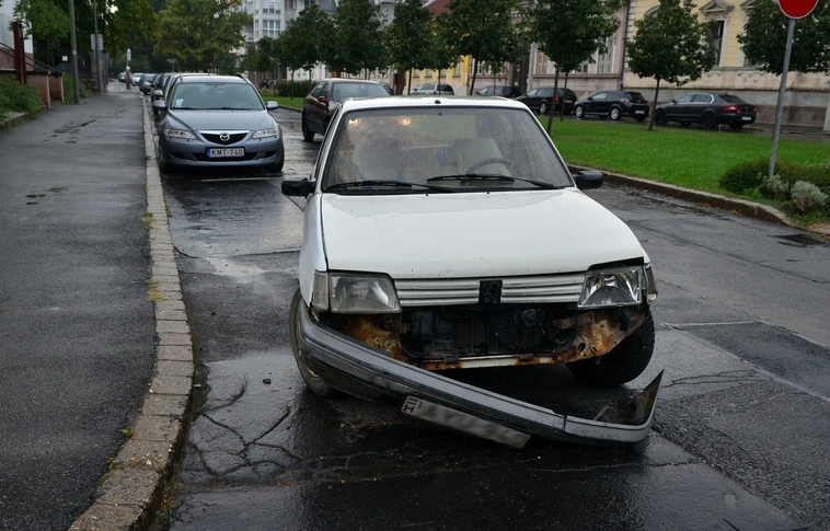 Frontális ütközés Abaújszántón, hármas karambol Miskolcon