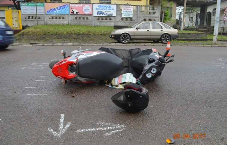 Nagyot fékezett, majd csúnyán felborult a 71 éves motoros Ózdon