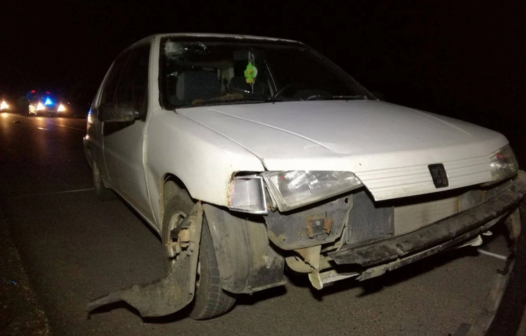 Nem volt kivilágítva - 16 éves fiút sodort el az autó 