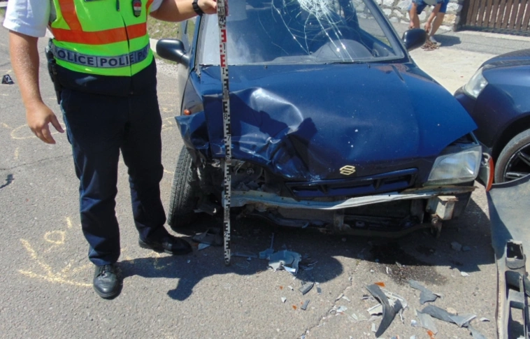 Egyik előzött, a másik kanyarodott - nagy csattanás Parasznyán 