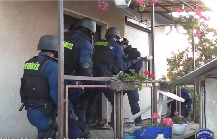 Kicsit kemény volt: az ágyból rángatták ki a dílert a bevetésiek (Videó)