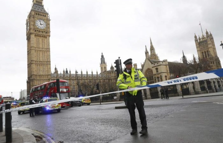 Lövöldözés és gázolás a brit parlamentnél