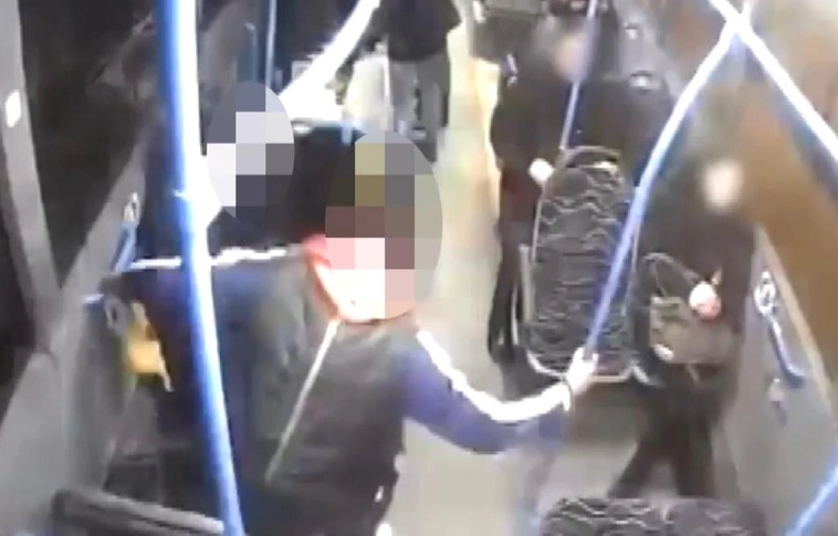 A buszvezetőnek és az ápolóknak is nekiment a részeg férfi