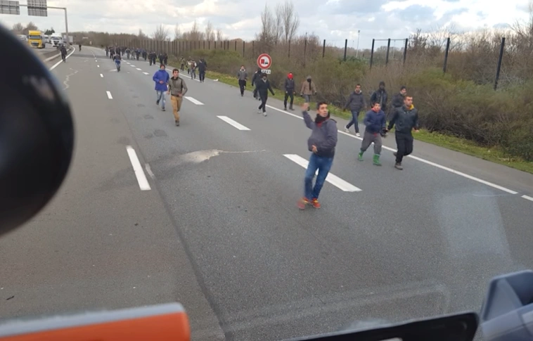 Megtámadtak a migránsok egy magyar diákokat szállító buszt