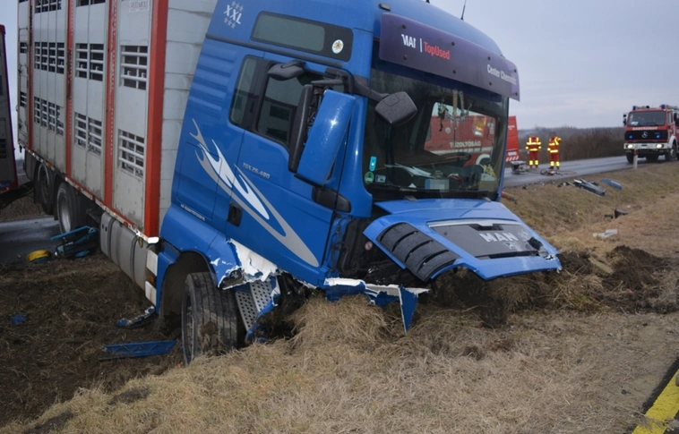 Halálos tragédia, összetört roncsok az 52-es főúton
