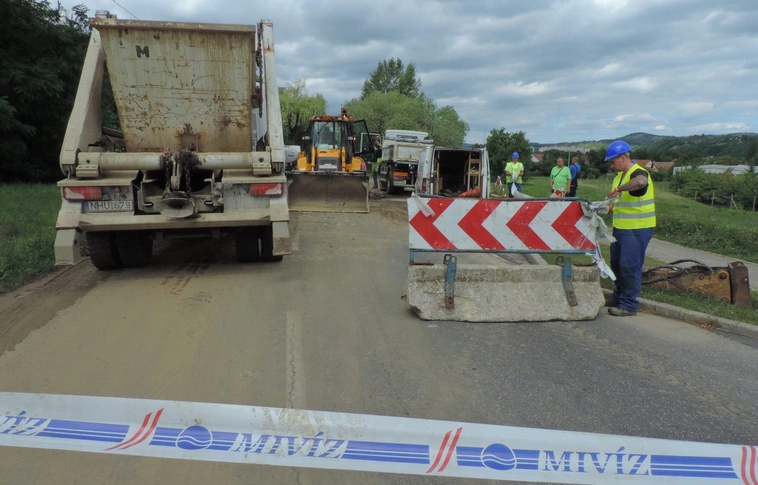 Nagy csőtörés, útlezárás a Szervezet utcában