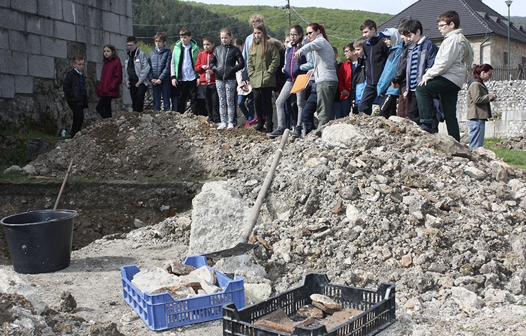 A vár külső falát és a régi vizesárkot keresik a régészek