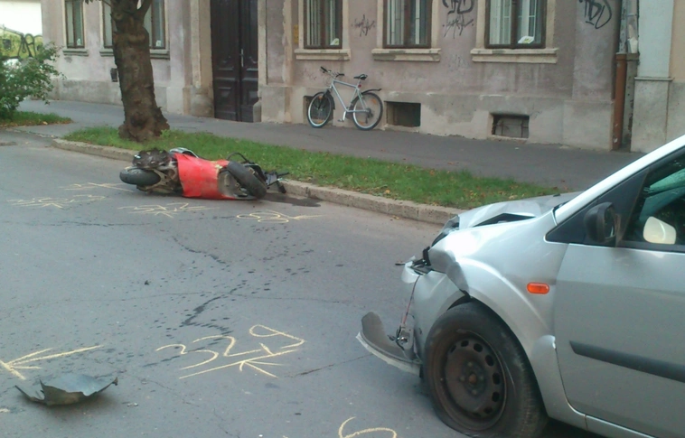 Súlyos motorbaleset a Deák térnél