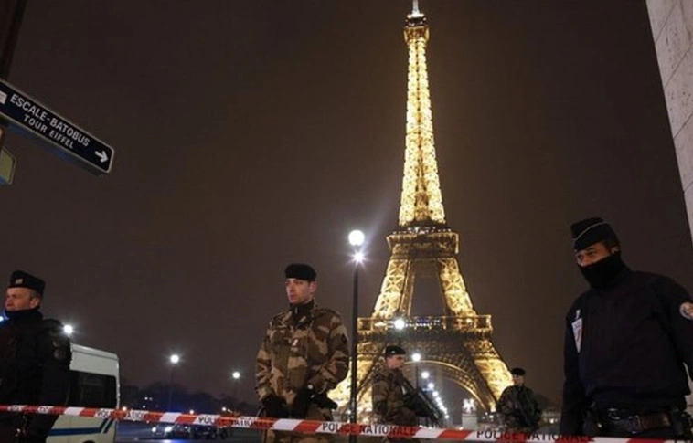 Terrorveszély: Golyóálló üvegfalat kap az Eiffel-torony