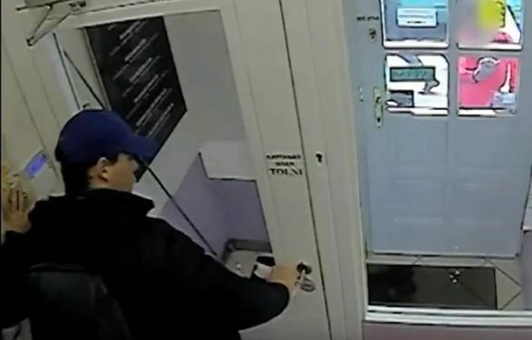 Akár egy akciófilmben - nagy erőkkel keresik az ékszerbolti rablót! (Videó)
