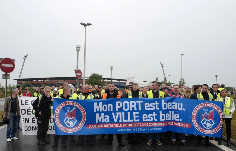 Élőlánccal tiltakoznak a Calais-i migránstábor ellen