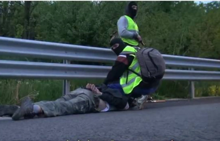 Fegyvergyárost fogtak a TEK-esek - vajon kiknek készítette az esernyőnek álcázott puskákat? (Videó)