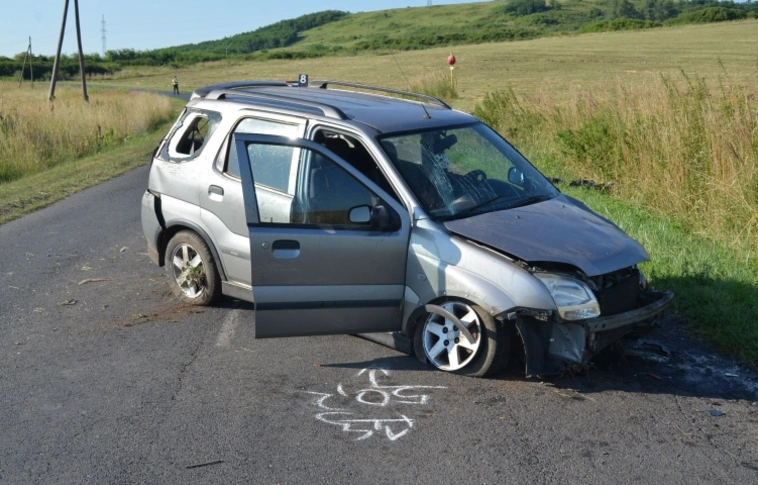 Rosszul vette a kanyart, felbukfencezett az autó (Rendőrségi felvételekkel)