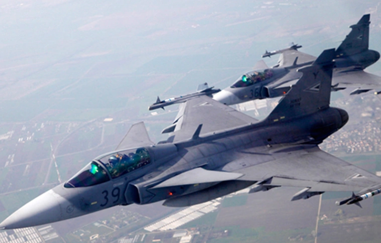 Gyanús gép Magyarország felett: riasztották a Gripeneket