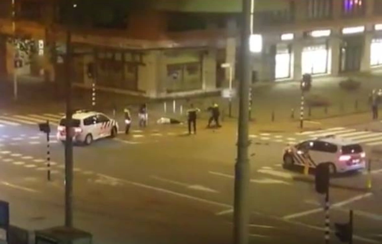 Videóra vették a hágai tűzharcot - Allahu akbar-t kiáltott a megsebesített támadó