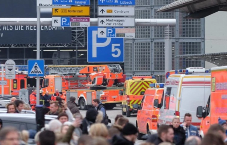 Pánik a hamburgi repülőtéren - valószínűleg paprikasprayt szórtak a szellőzőbe