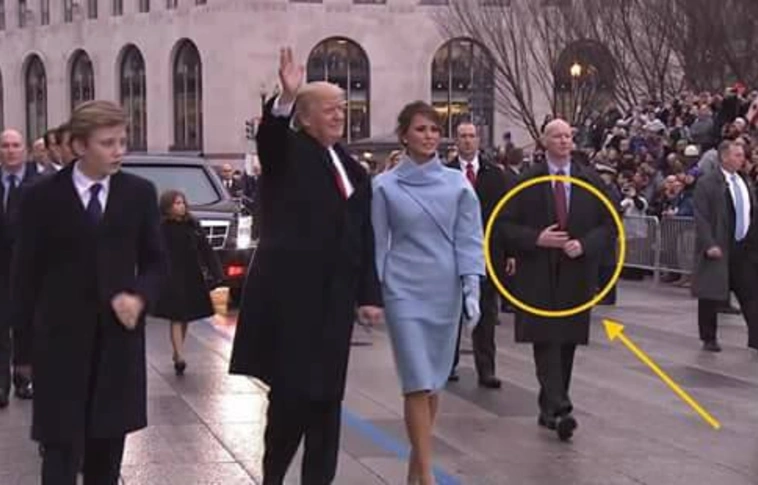 Robot vigyáz Trumpra, vagy csupán egy speciálisan felkészített Hitman? (Videó)