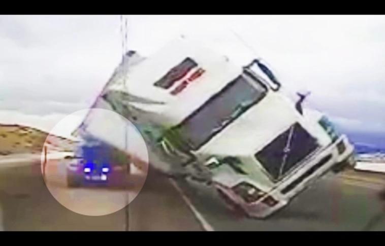 Road movie: Rádobta a szél a kamiont a rendőrautóra! (Videó)