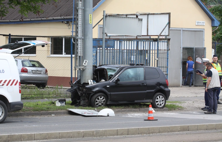 Beköszönt a villanyoszlop a sofőrfülkébe - súlyos baleset Diósgyőrben (Helyszíni felvételek)