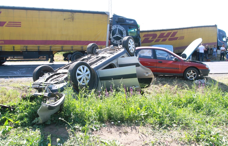 Kamionok, személyautók ütköztek a 3-as főúton, több sérült (Fotókkal frissítve!)