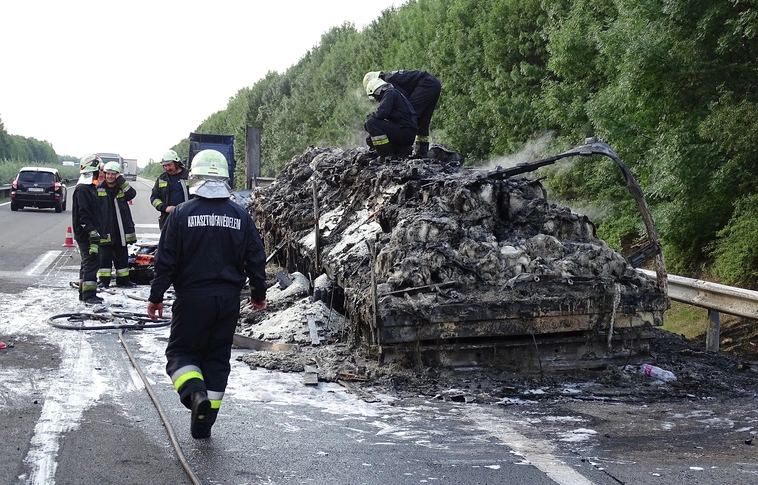 Fáklyaként lángolt a kamion az M5-ös autópályán