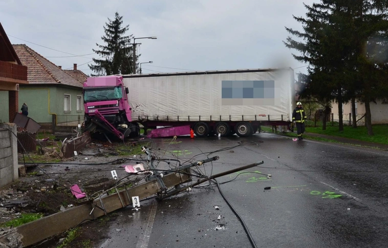 Villanyoszlopot, kerítést, gázcsonkot tarolt a kamion Forrón (Rendőrségi felvételekkel frissítve!)