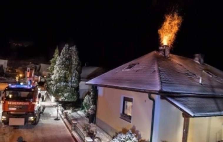 Méteres lángok csaptak ki a kéményből - sikerült megakadályozni a tragédiát Ózdon