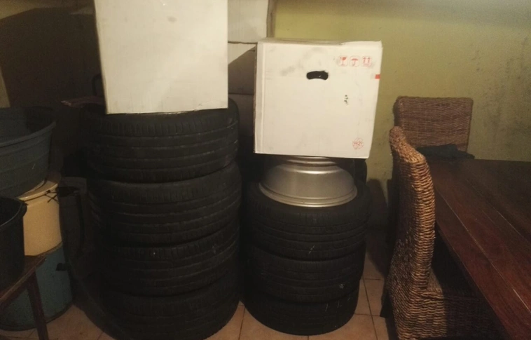Nem semmi: utcán parkoló autók alól lopták ki a kereket (Videó)