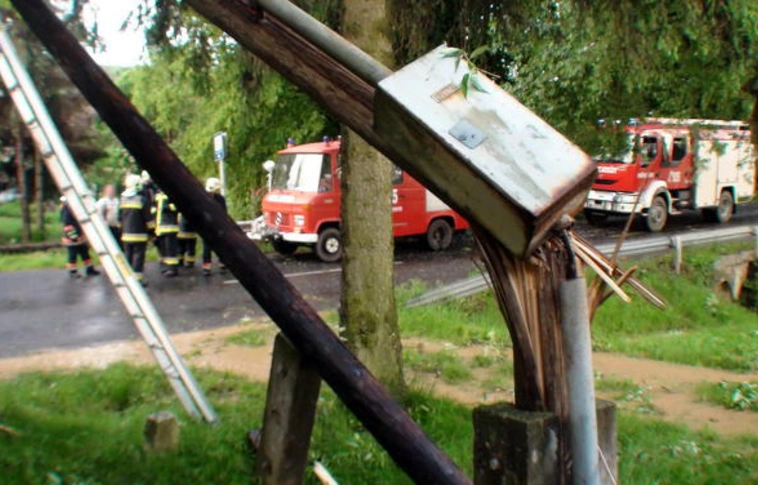 Kitörte az autó a telefonoszlopot