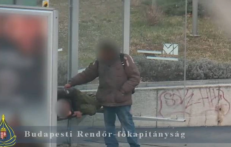 Ne aludjunk el a buszmegállóban – kifoszthatnak! (Videó)