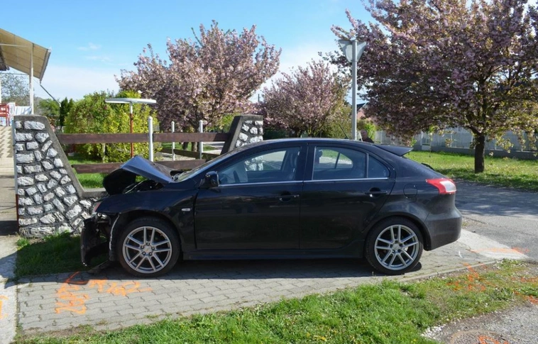 Ez kemény volt: kiütötte a betonkerítést az ittas sofőr, aztán hazaballagott