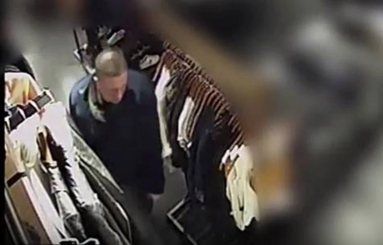 Hát ez csúcs: Hosszú percekig válogatta, mit lopjon el (Videó)