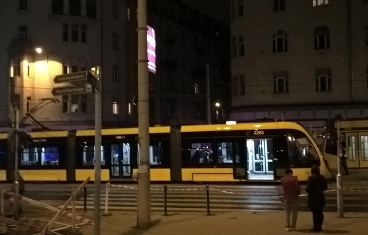 Brutál videó - részeg utas kungfuzik a villamoson a biztonságiakkal