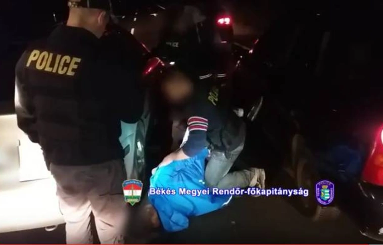 Embercsempészeket fogtak, nyolc illegális migránssal (Videó)